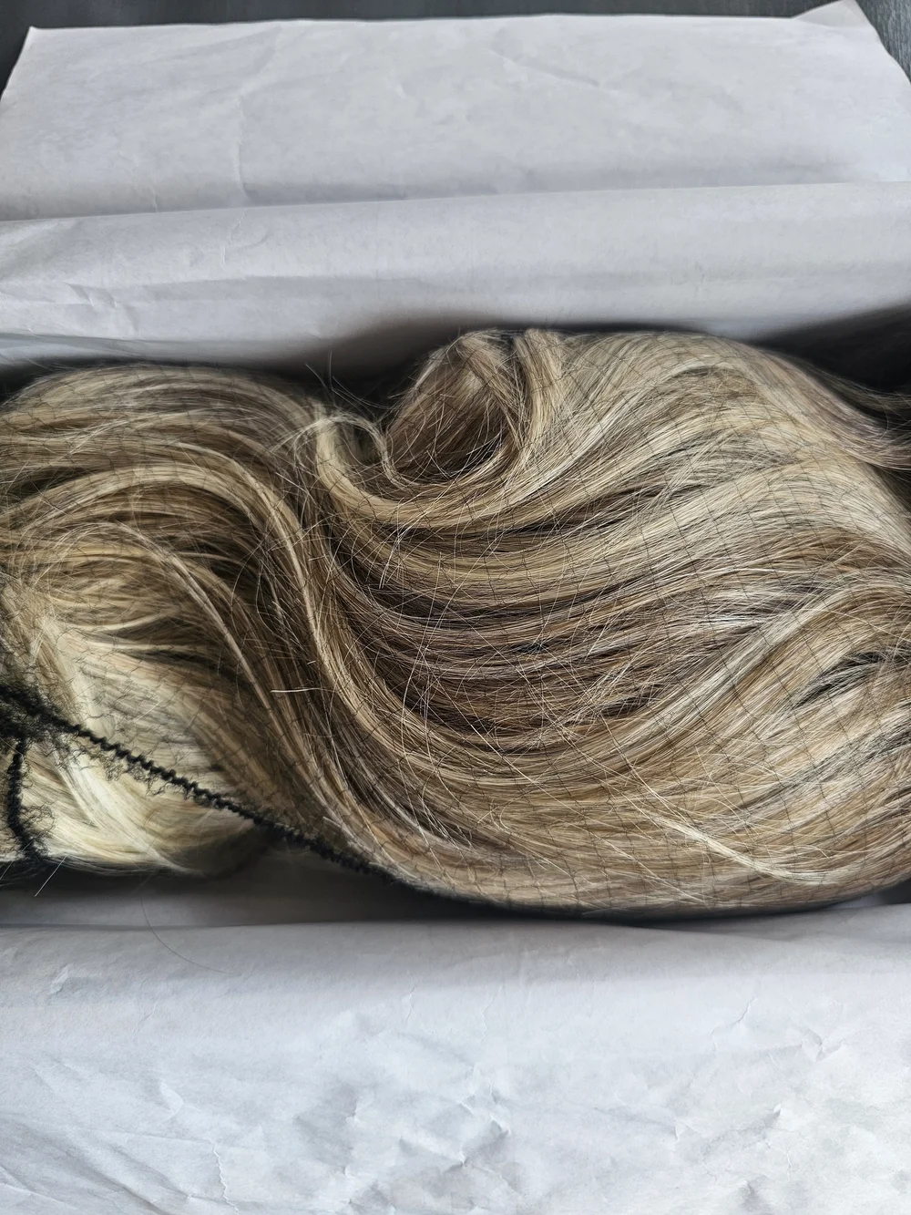 Belle Tress Nottingham Milkshake Blonde-R Pre-Owned Hair Wig Tags Box